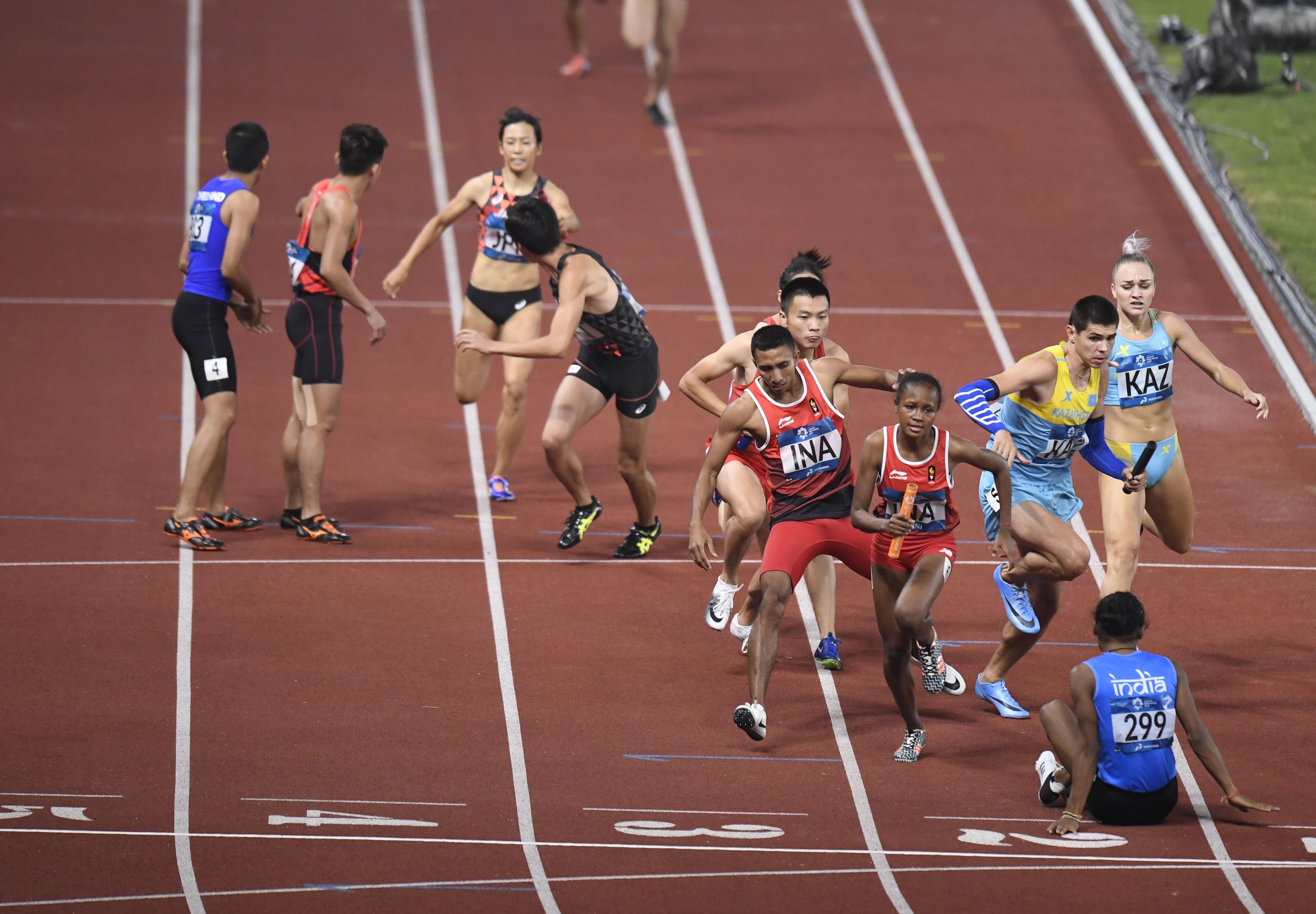 田径——男女混合4x400米接力赛况(1)