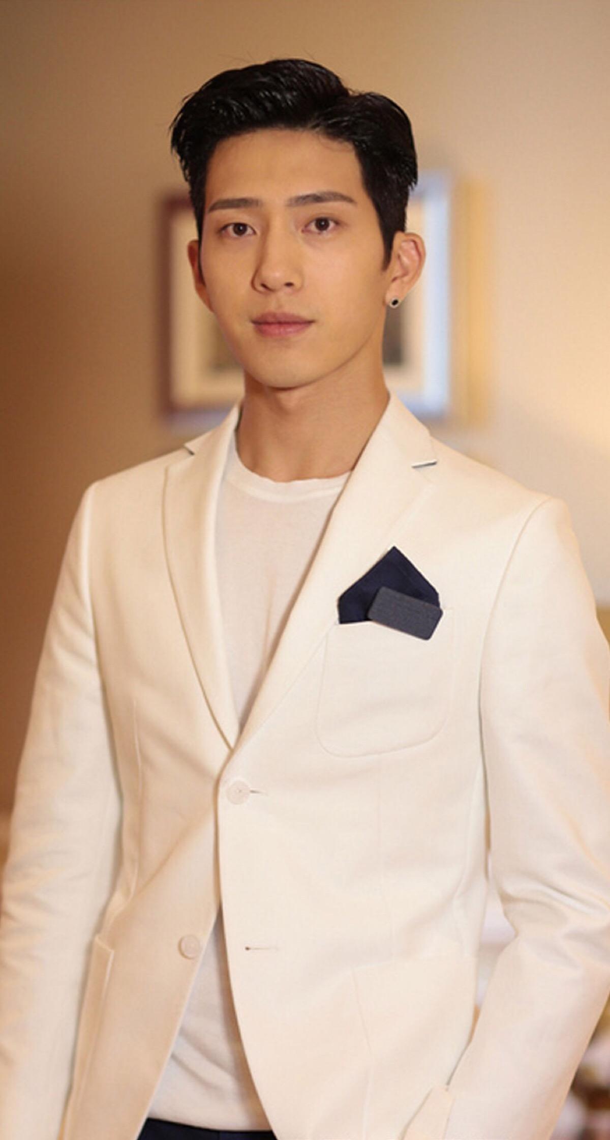 井柏然属于娱乐圈上位小生中发展不错的,他背后有大公司撑腰,公司给他