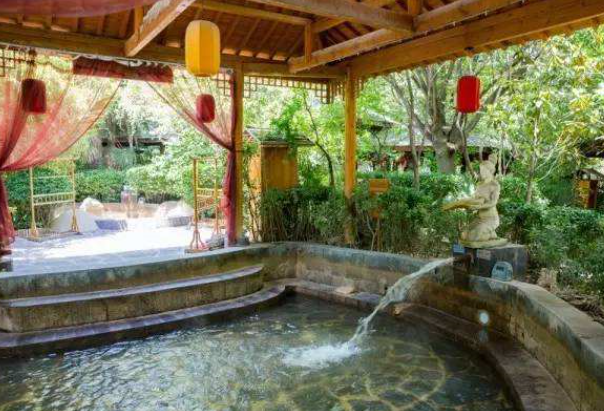 久负盛名的汤峪温泉每年可吸引上百万人次洗浴度假