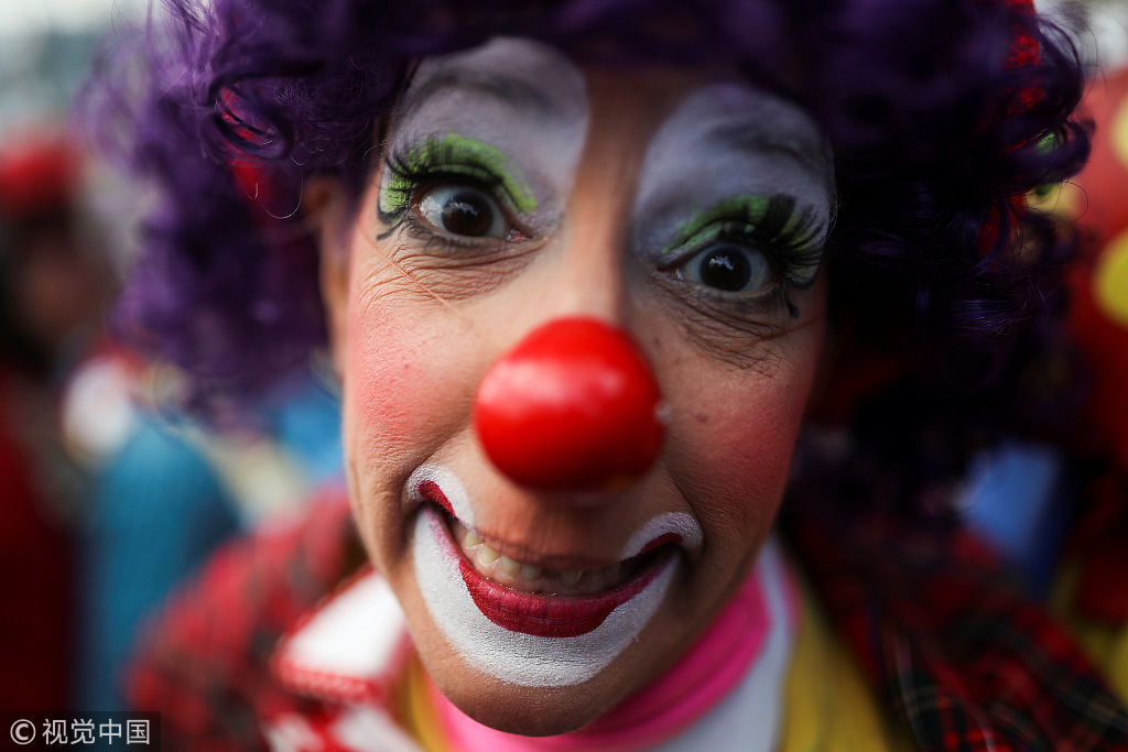 伦敦:人们化身小丑齐聚教堂,白脸红鼻头引人发笑