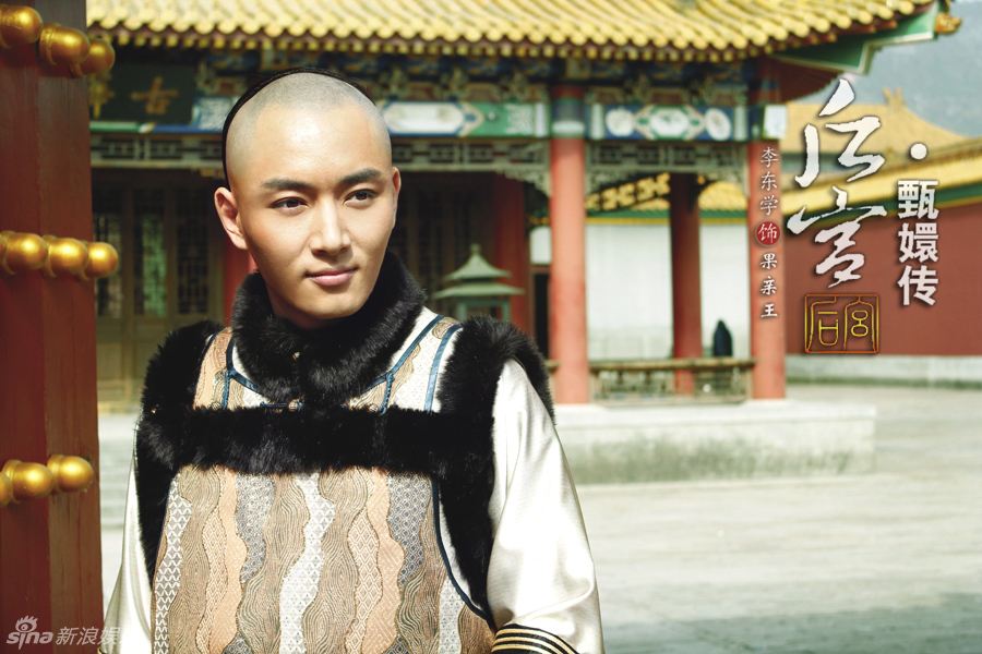 他是《甄嬛传》里的痴情果郡王允礼,身材超正,却不温不火