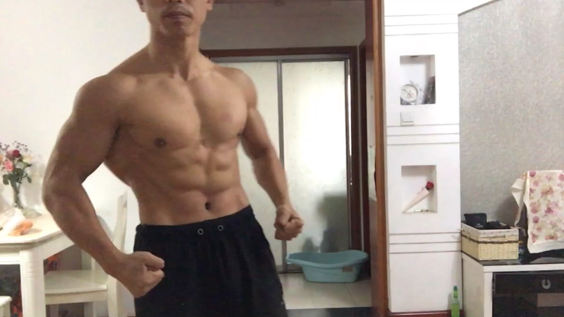 这样的肌肉男,才做几个俯卧撑