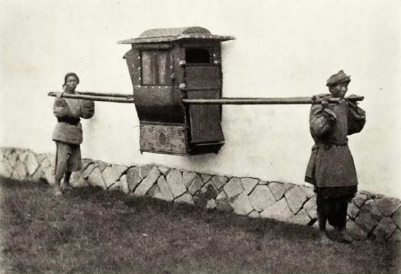 清朝轿夫老照片,抬轿也需要技术,不是人人都能做的!