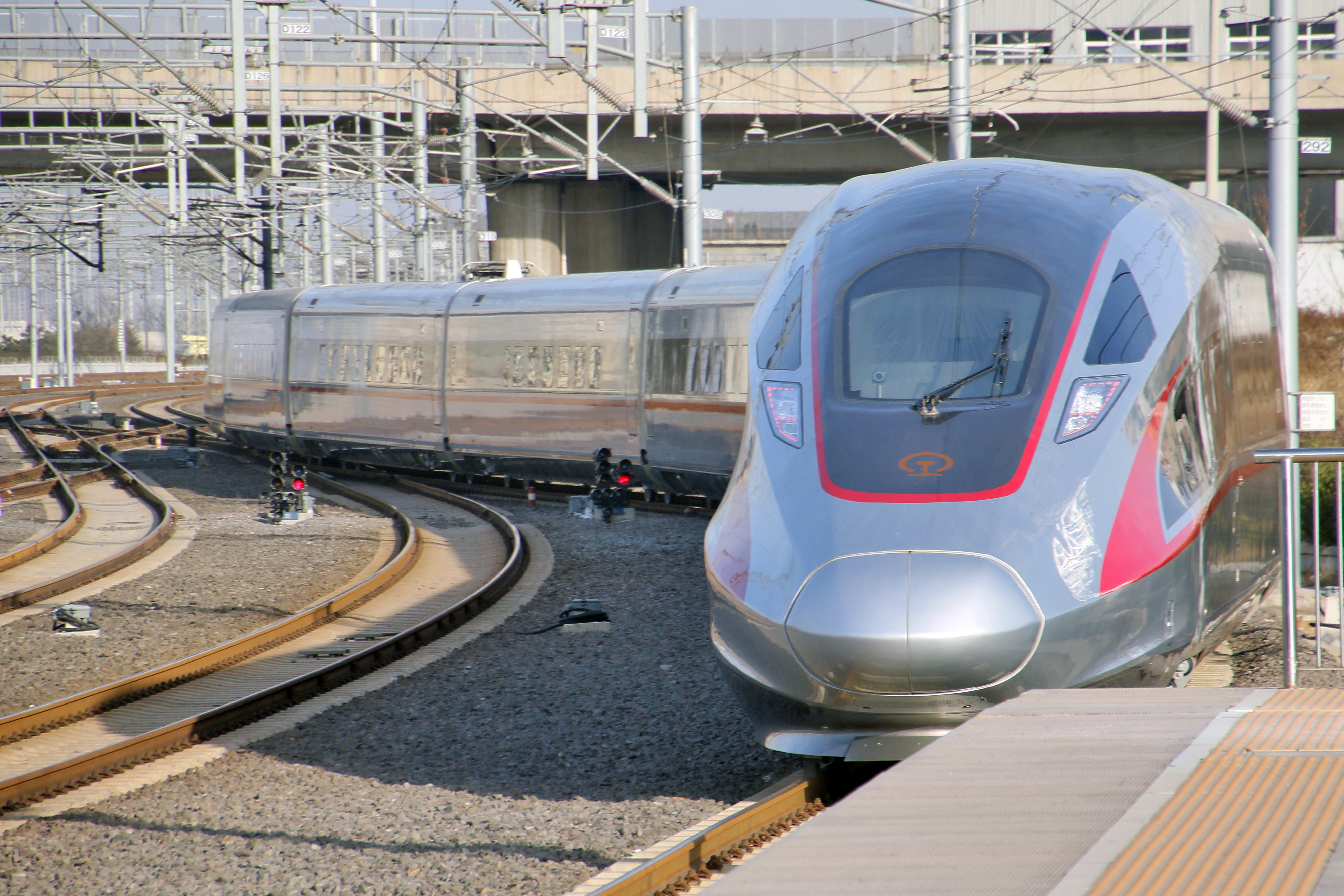 12月26日,動車組列車駛出青島北站.新華社發(唐克 攝)