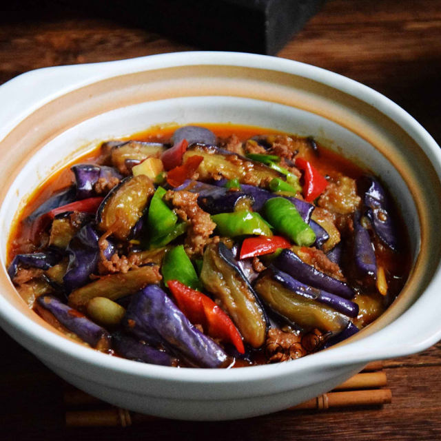 大众口味家常做法的鱼香茄子煲,超级下饭,我家做法比较简单,味道也很