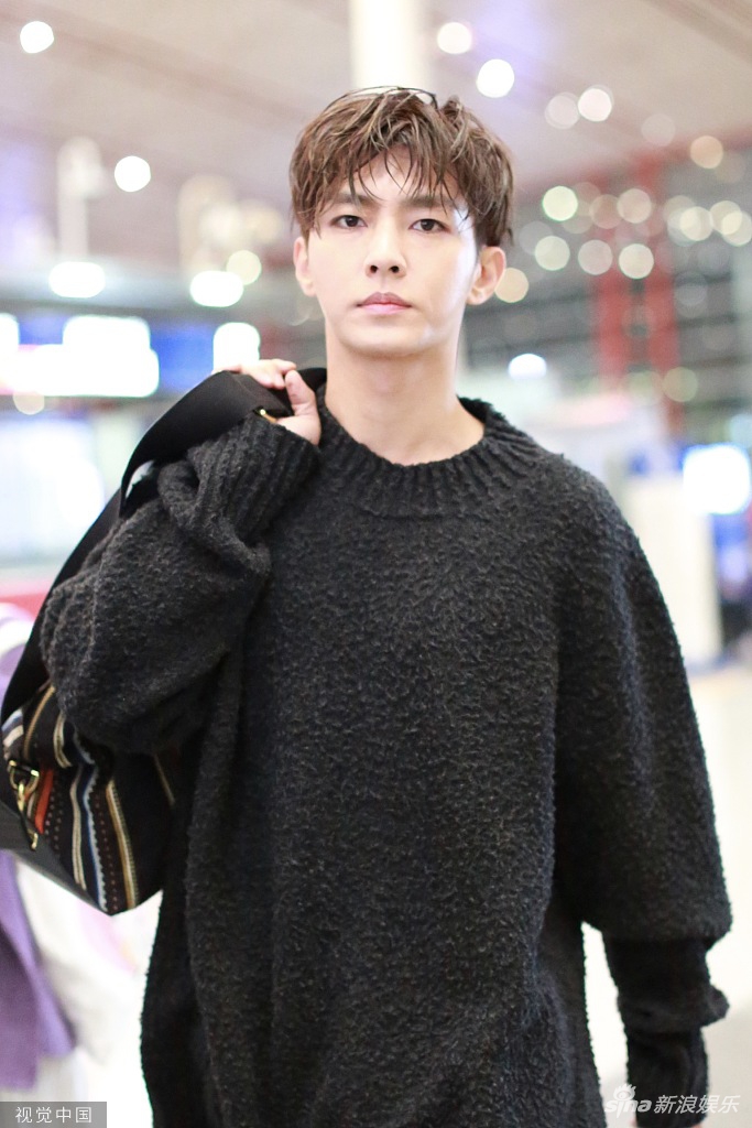 组图:炎亚纶提超大包表情呆萌开启"机场秀"