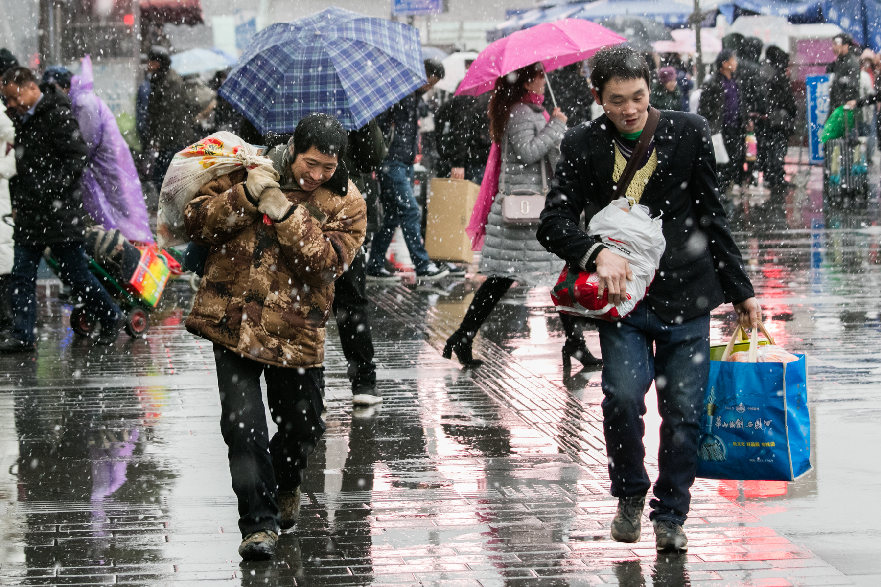 临近春节,突如其来的一场大雪,仍难掩盖住人们回家过年的喜悦心情.