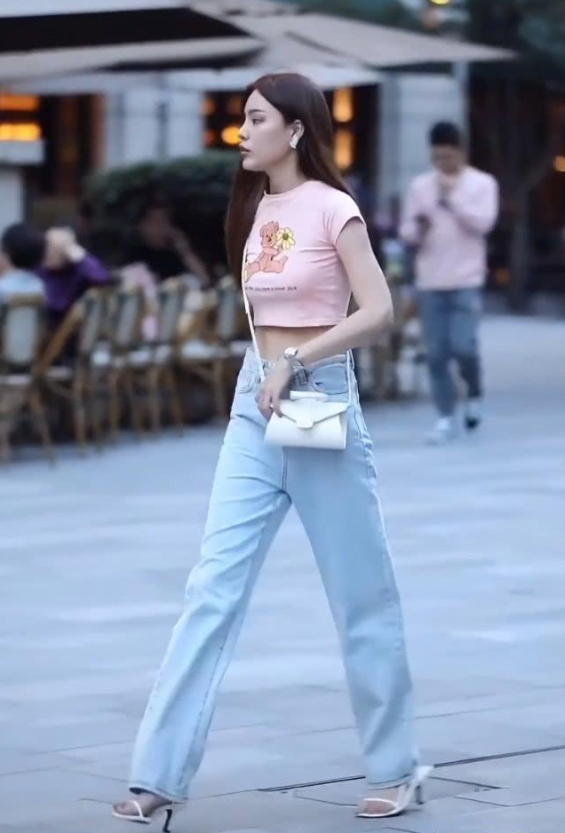 街拍:美女拎着裤子灰溜溜的跑了,发生了什么?