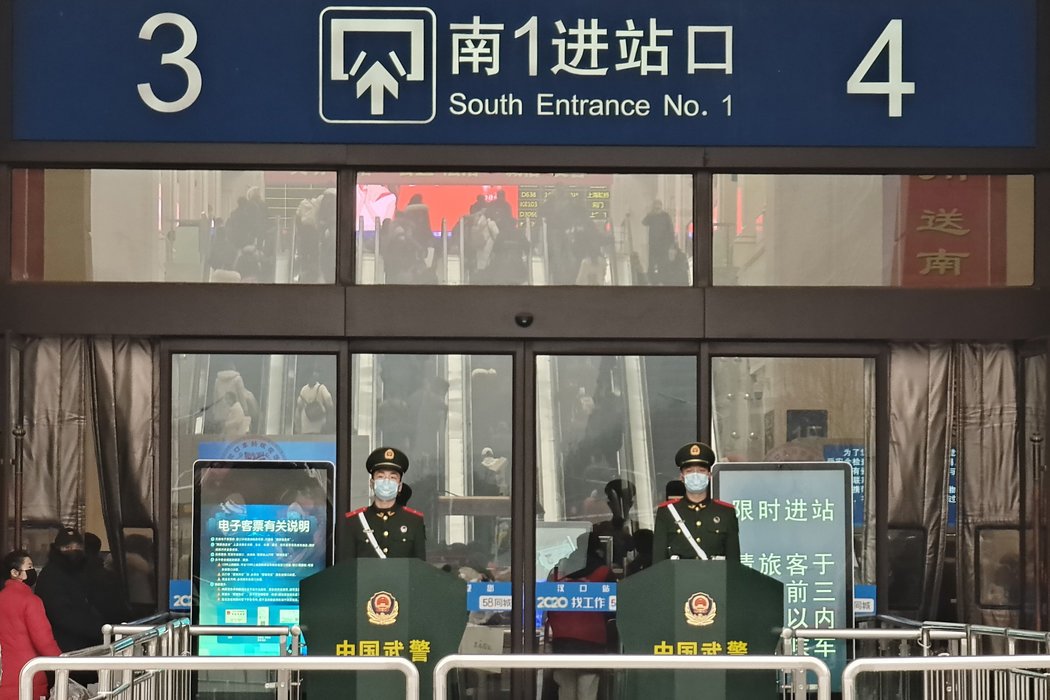 1月22日,中国武汉汉口火车站的岗哨,一天后,这座城市被封锁。