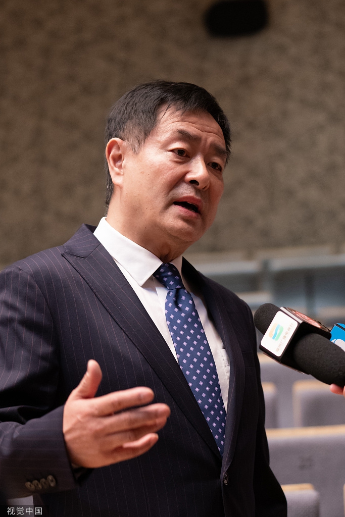 组图:濮存昕西装革履气质儒雅似老干部 与众人合影亲和力足