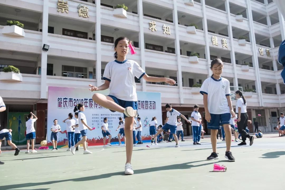 肇庆开展传统体育项目进校园!学生体验毽球运动乐趣