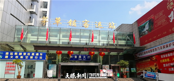 国旗飘飘迎国庆,汇川洋溢"中国红"