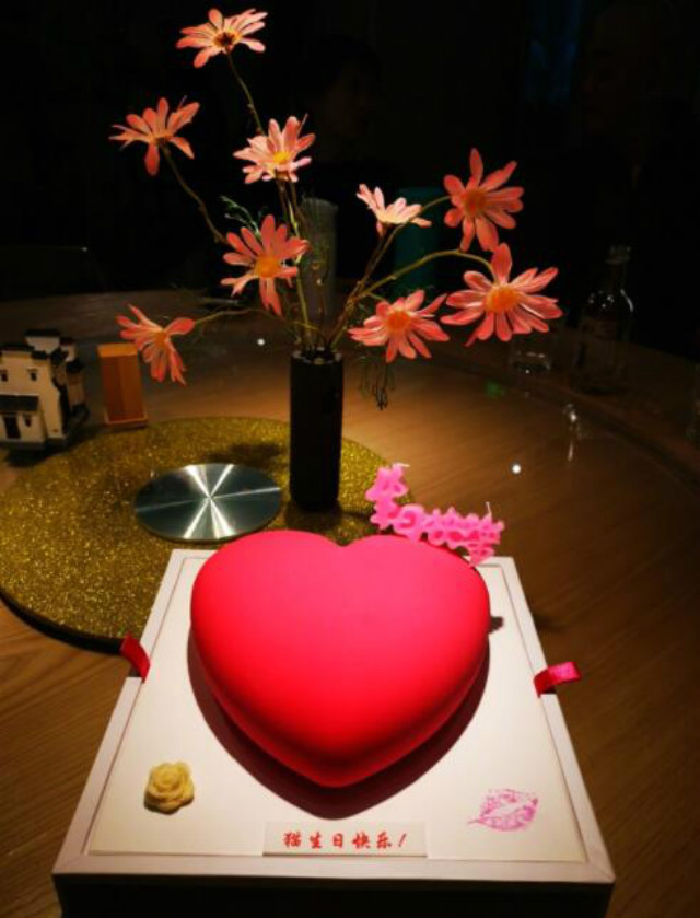 沙溢41岁生日,胡可为其送上爱心蛋糕,可生日祝福却话里有话?