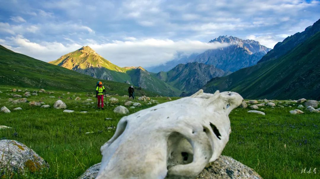 骨灰级户外玩家念念不忘的新疆狼塔c v