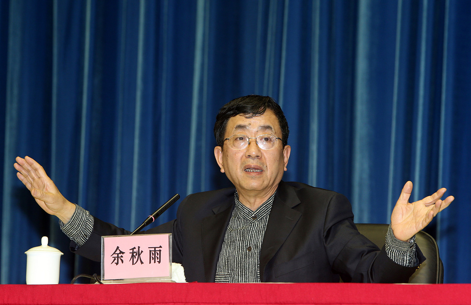 余秋雨跟马兰结婚后说过:我跟马兰无儿无女,我们以后的财产都是要捐