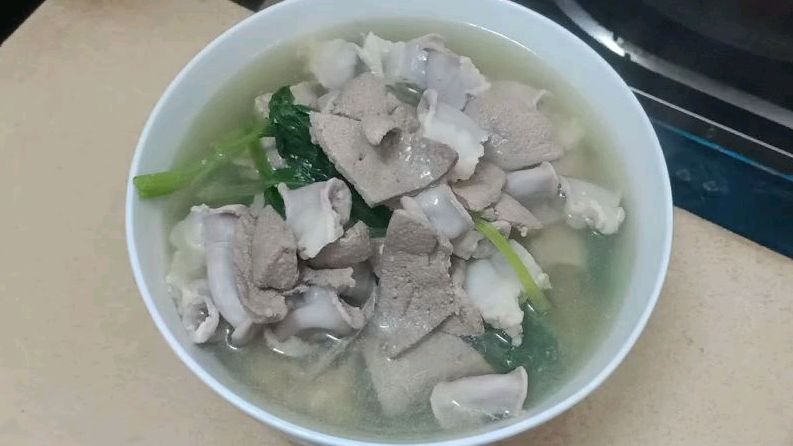 菠菜粉肠猪肝汤,营养丰富,清甜可口