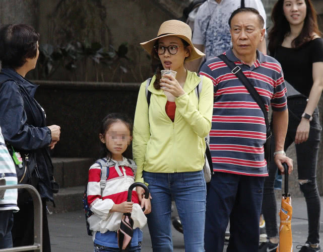 单亲妈妈杨思琦,难得休息陪伴爸妈和女儿,三代同堂逛街其乐融融