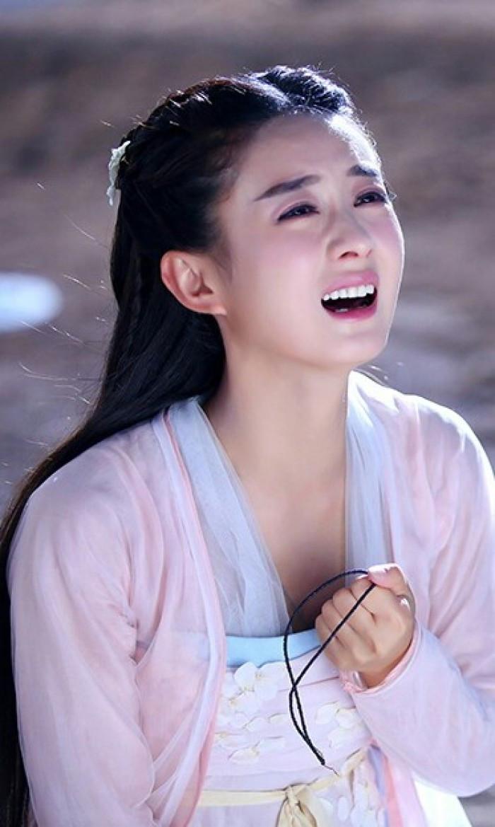 女明星经典哭戏,杨幂太凄美,赵丽颖太虐心,而她一滴泪成经典