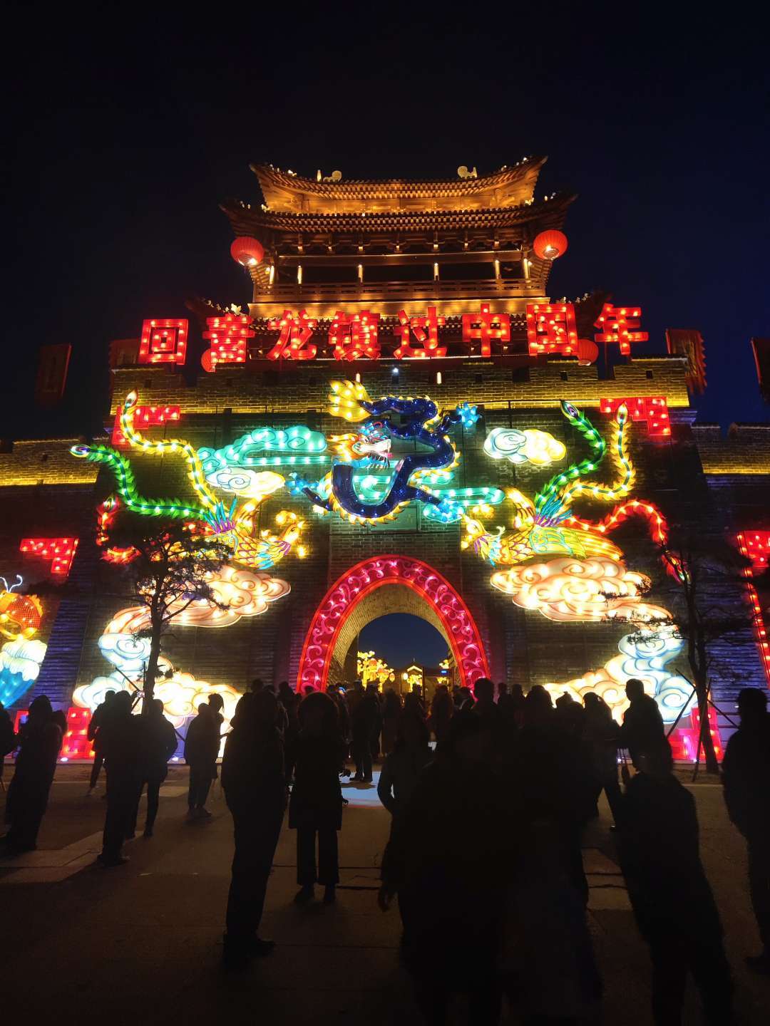 青龙镇两侧店铺林立,都是明清建筑.