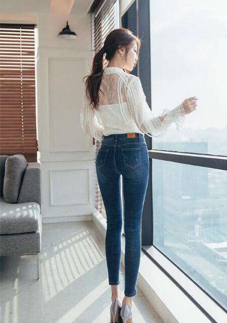气质优雅的牛仔裤美女,时尚气息十足,漂亮!
