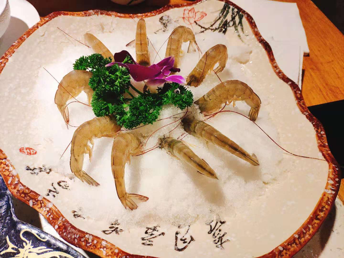 虾,摆盘挺好看的,就是分量有点少,每人分个2只差不多了.