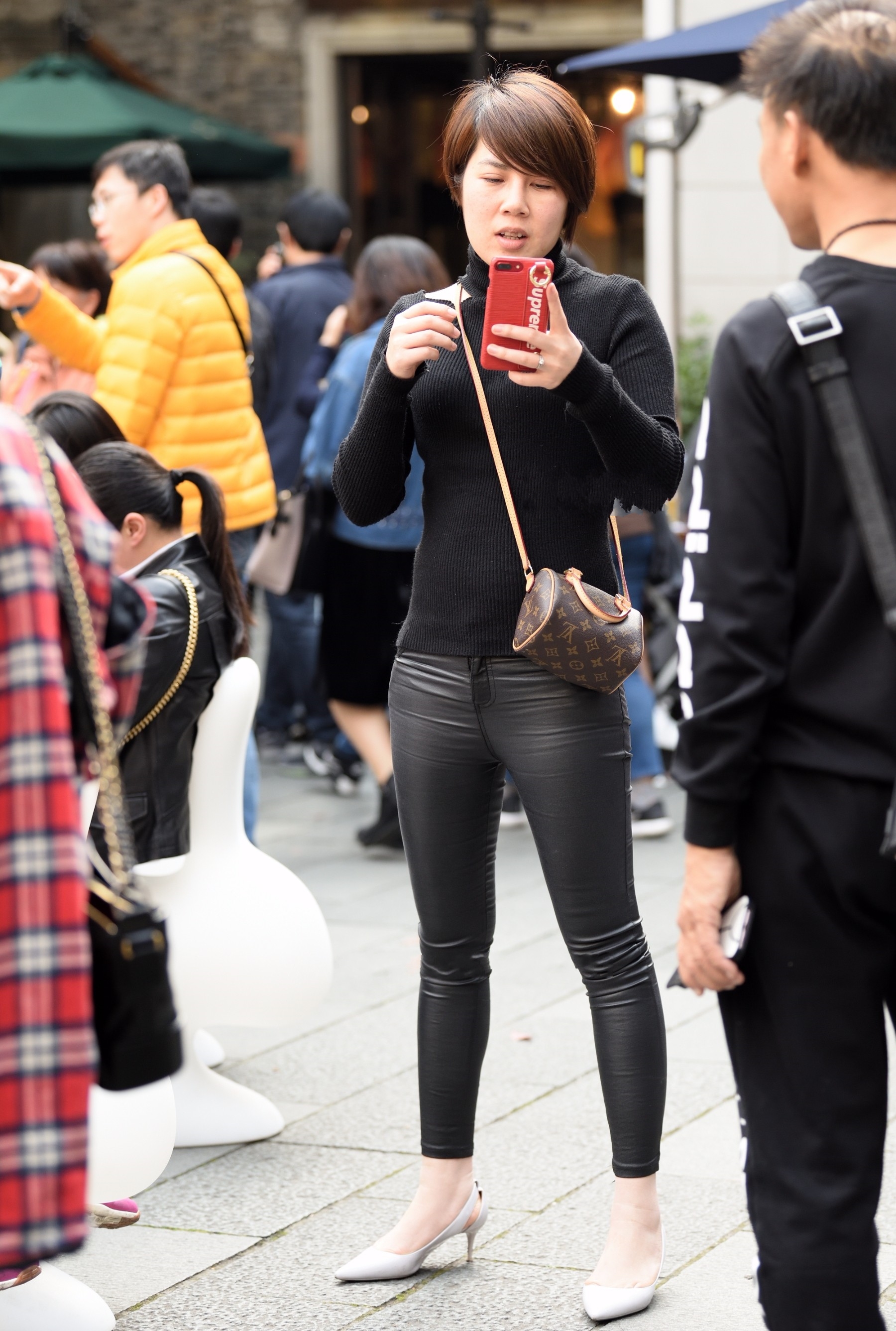 街拍:风韵犹存的少妇,个性的穿搭显露出完美曲线,身材凹凸有致