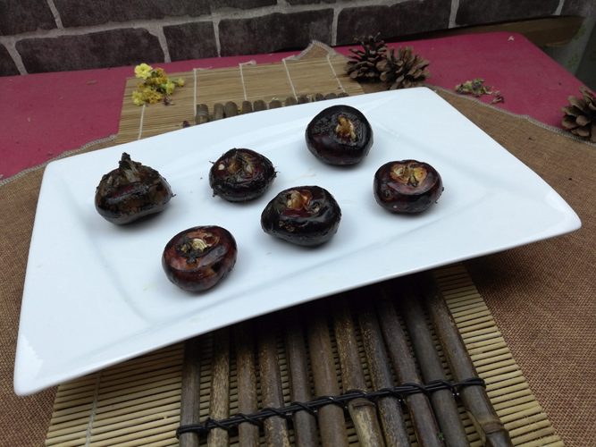 3,马蹄(荸荠)洗净后剥皮,切成细末.