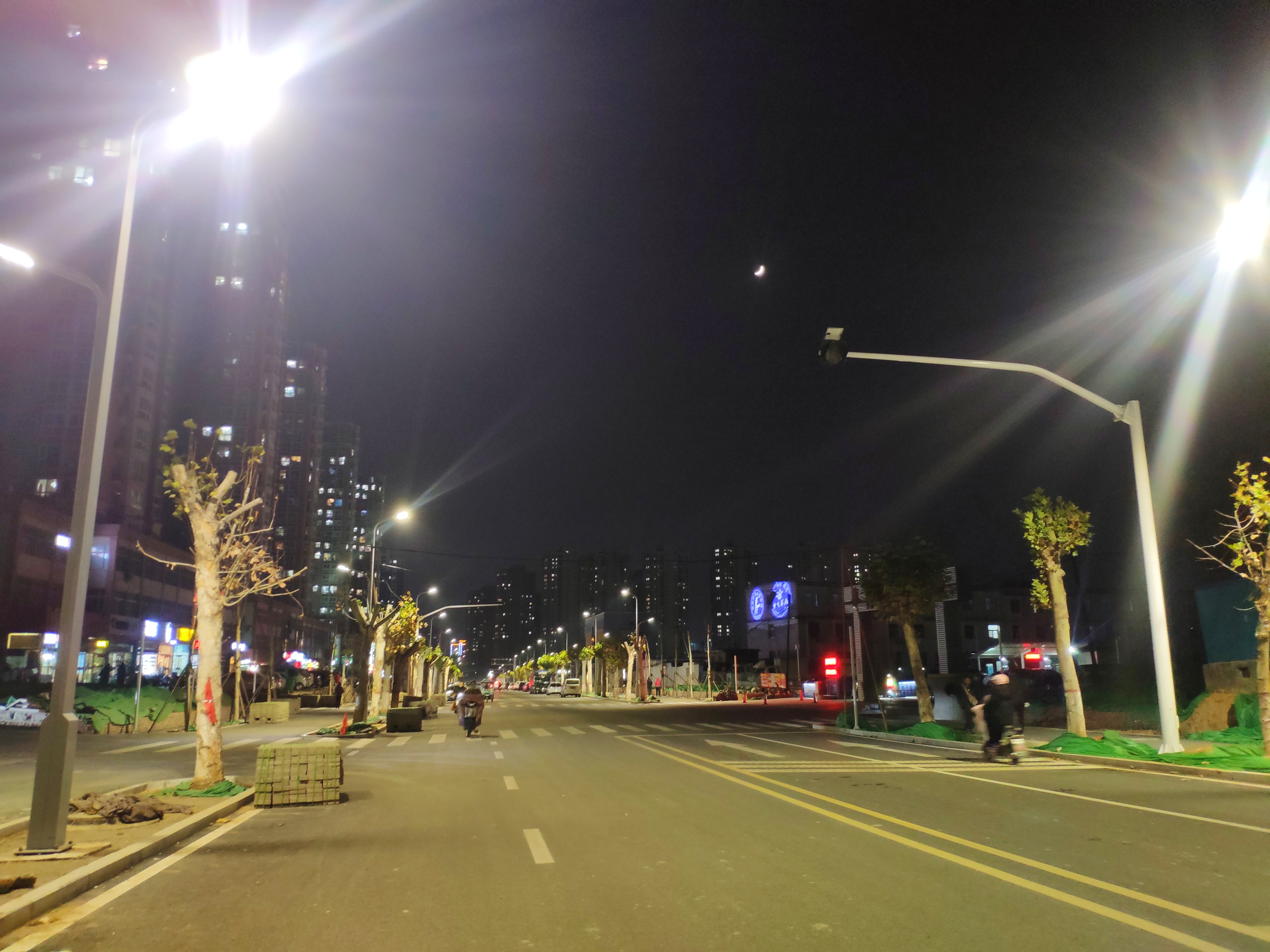 泰安市长城西路(货场路)黑夜里亮起了路灯,夜晚变白昼!