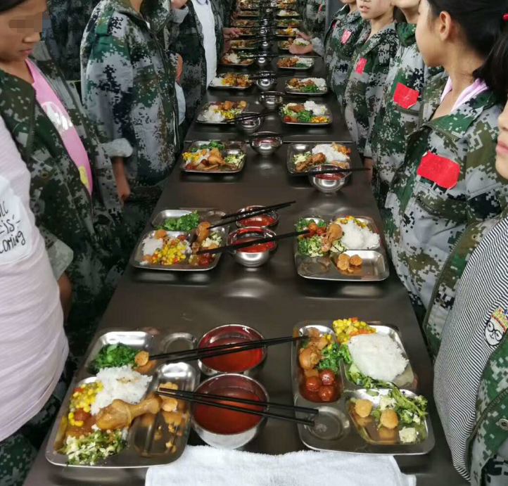 侄女小学军训,午餐学校免费提供,这样的饭菜还真不错,你来看看