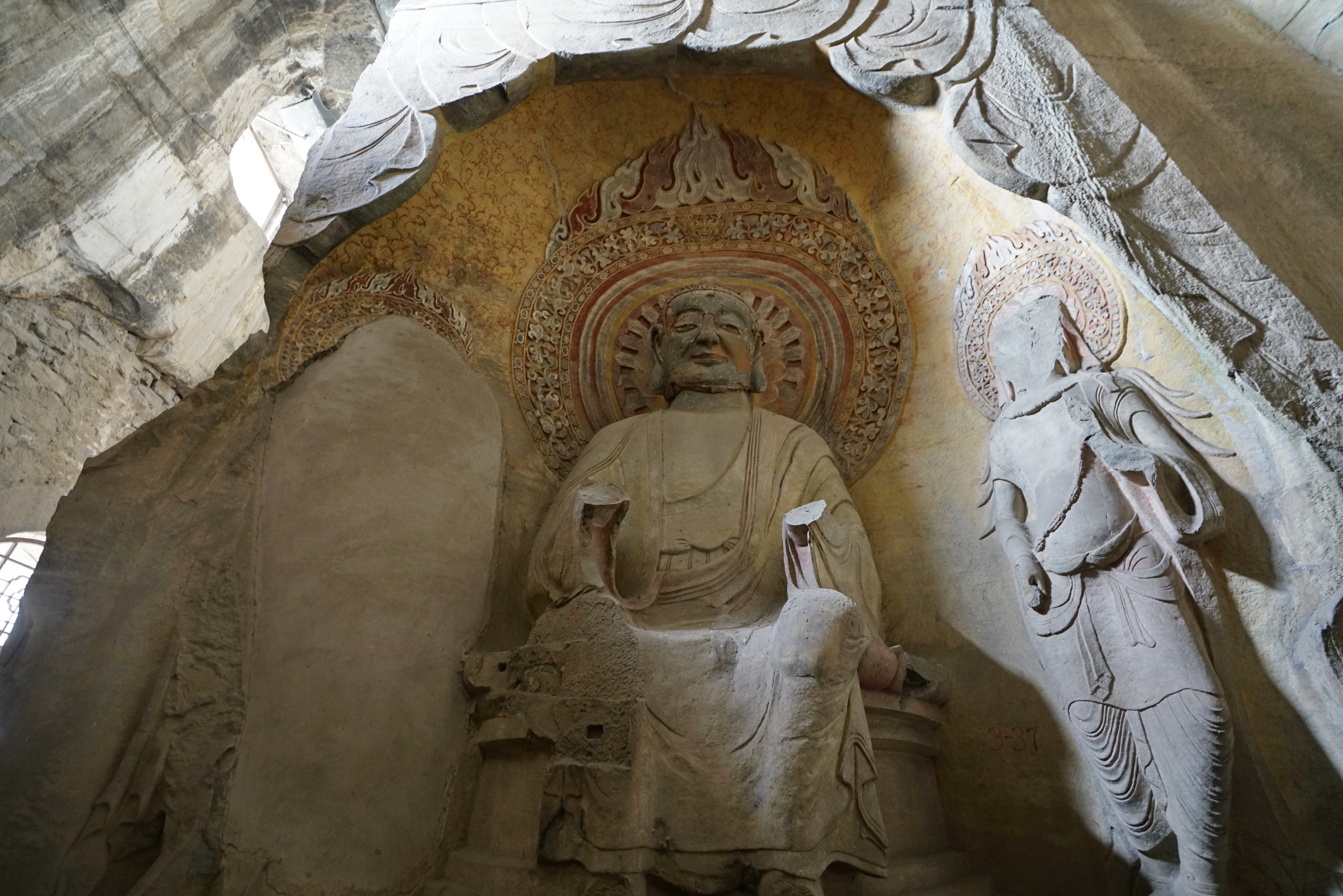 走进佛教艺术宝库——响堂山石窟