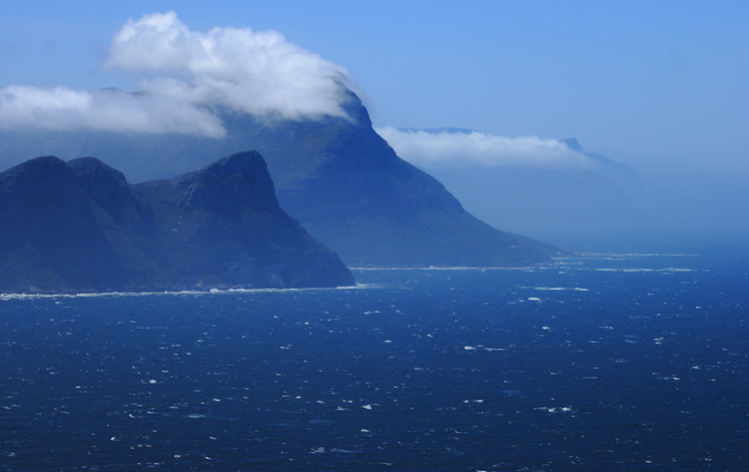 苏伊士运河通航前,来往于亚欧之间的船舶都经过好望角.