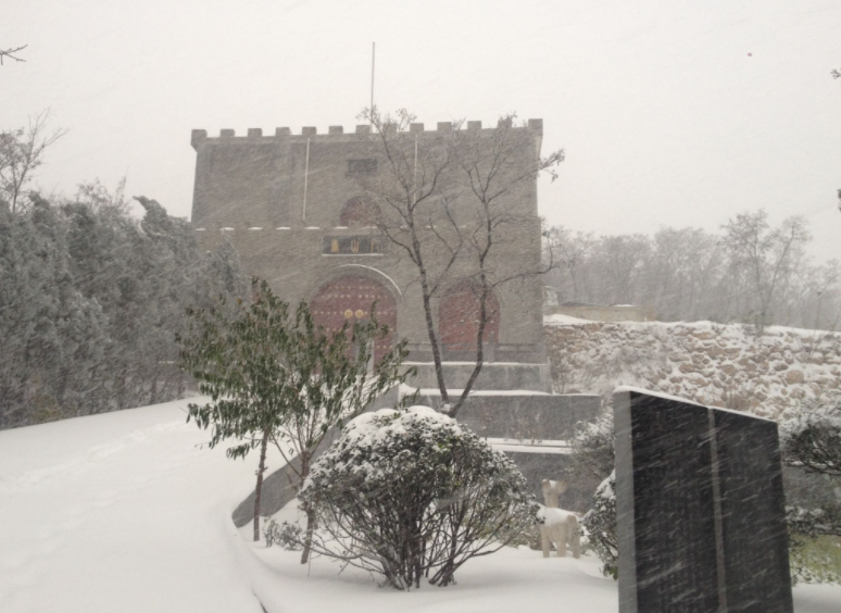 新密香山庙雪景,到处都是白茫茫的一片好美啊!