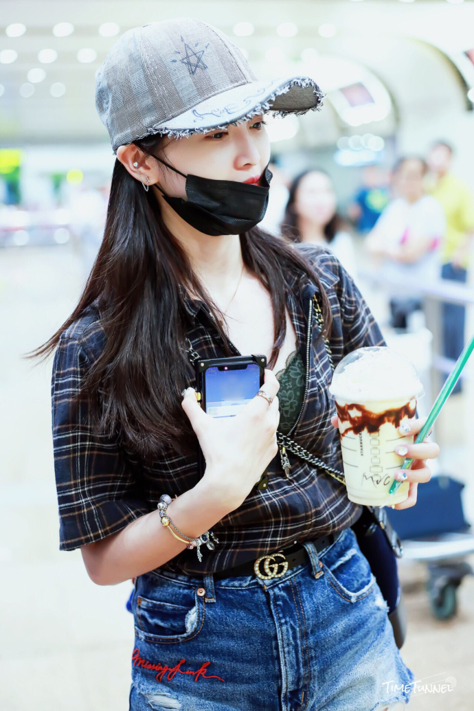 吴宣仪素颜现身机场笑容甜美皮肤状态佳,网友呼吁她快把衣服穿好