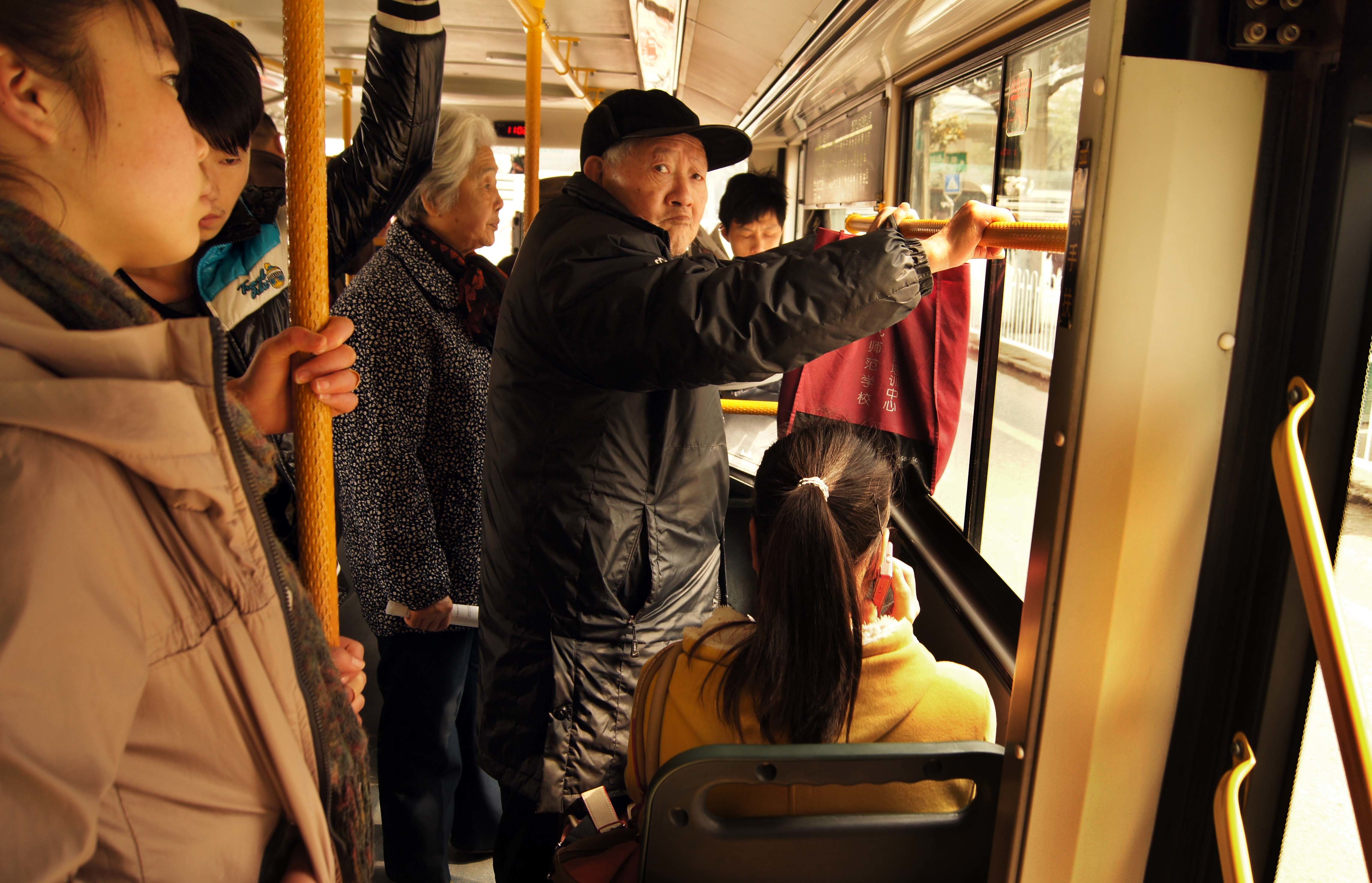 老人公交车上强行座小孩子身上,父亲看不过去,结果遭老人殴打!