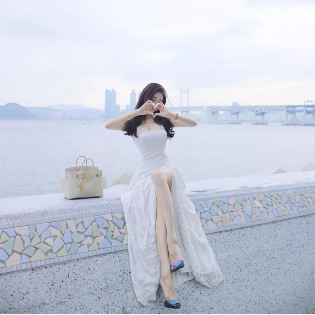 「ins网红」angevivi的丰乳细腰巨臀是怎么炼成的