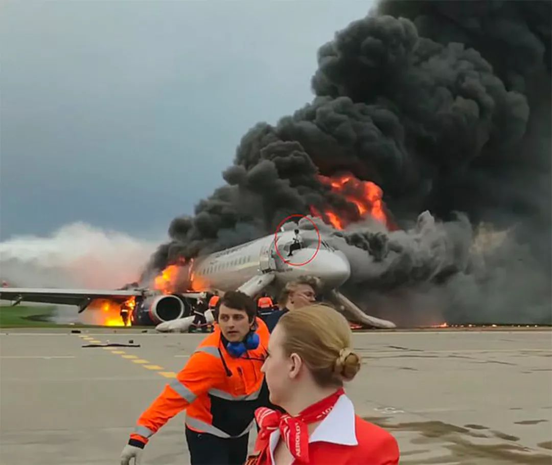 俄罗斯飞机着火迫降图片