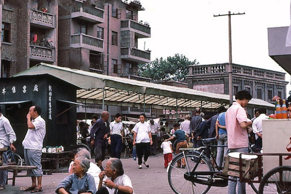 开封80年代街景一角,几个老太太坐在街道边休息.