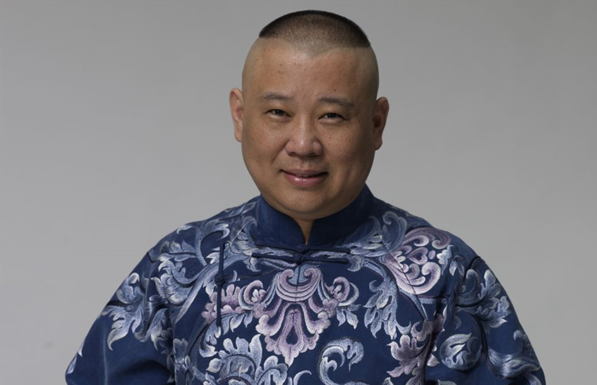 相声的表演方式是两个人在台上说故事,全程光靠一张嘴,但是郭德纲能够