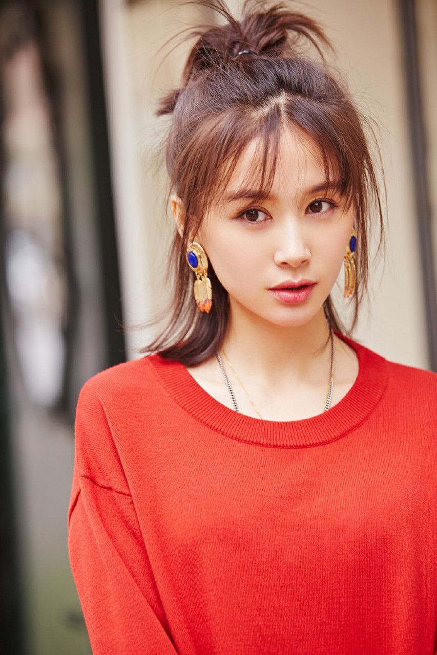 王子文真是古灵精怪,扎起半丸子头配上空气刘海少女感扑面而来,红色