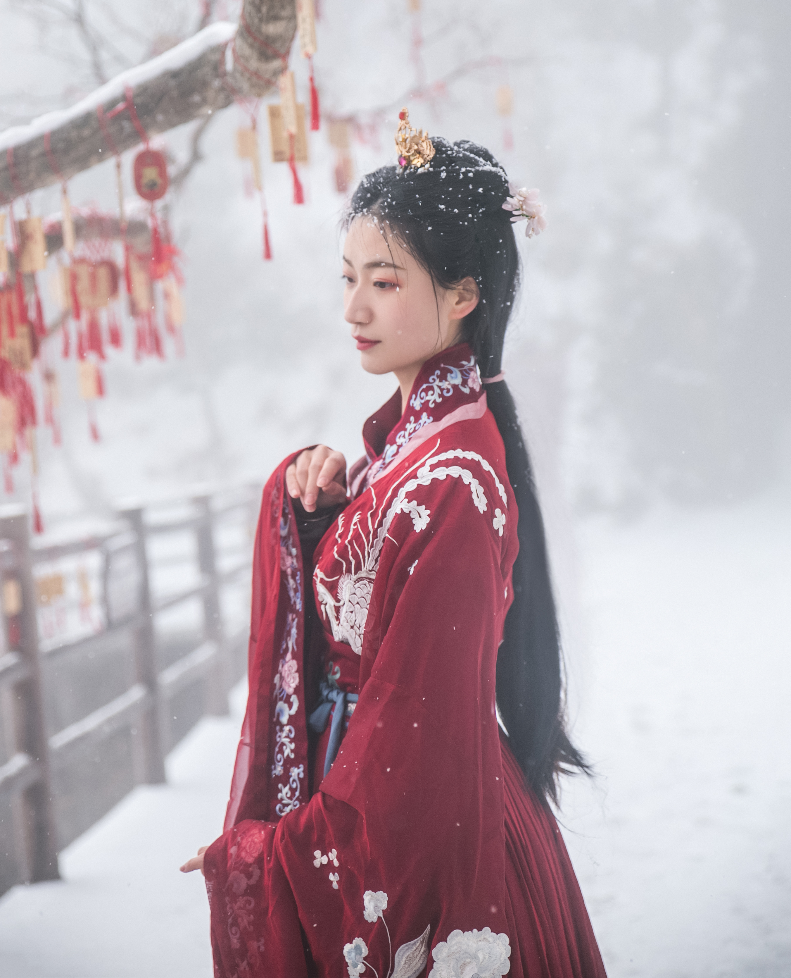 初春大雪,穿汉服游老君山别有一番滋味