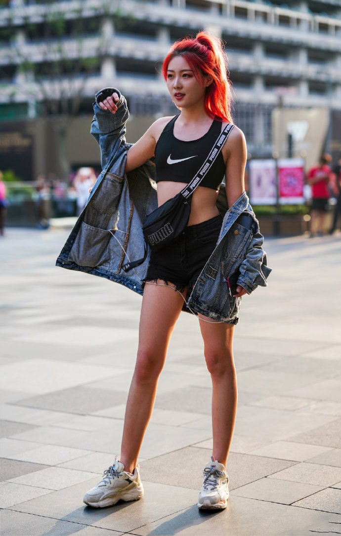 红焰秀发的小姐姐,穿运动背心搭配热裤,清凉的感觉真好!