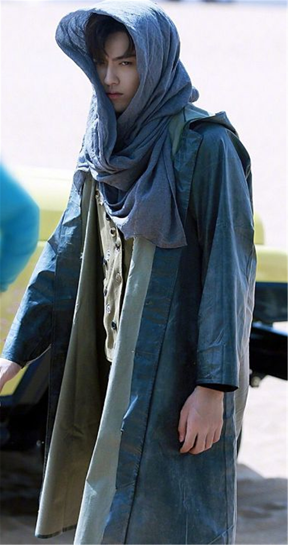 吴亦凡驾驭几十块钱的雨衣,简直帅的不要不要的!