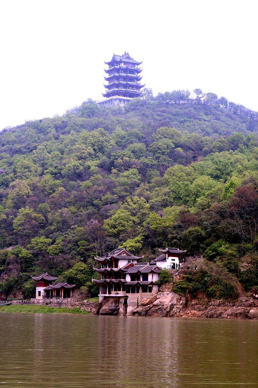 鄂州西山,古称樊山,位于湖北省武汉市毗邻鄂州市区的西部.
