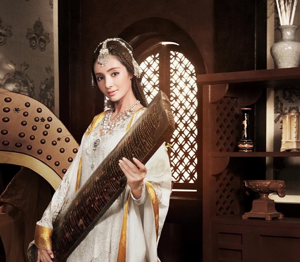 佟丽娅-出生于艺术世家,她本人也是科班出身,成名较早,新疆人都能歌善