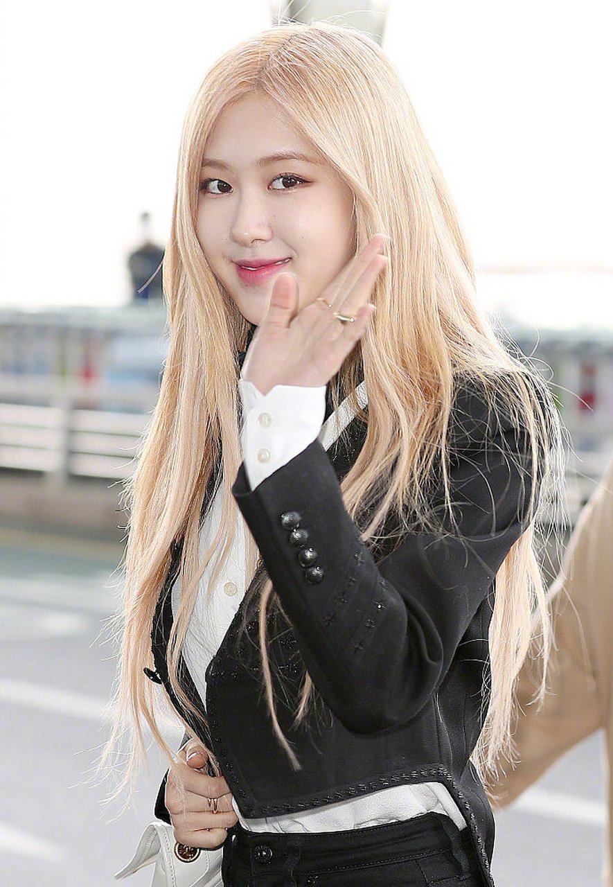 blackpink成员rose机场街拍,黑色夹克配小黑裤酷酷的,一头金发时髦