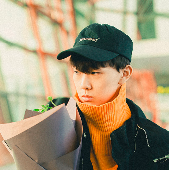 "明日之子"田燚高领毛衣当围巾现身,手捧鲜花治愈系笑容满分!