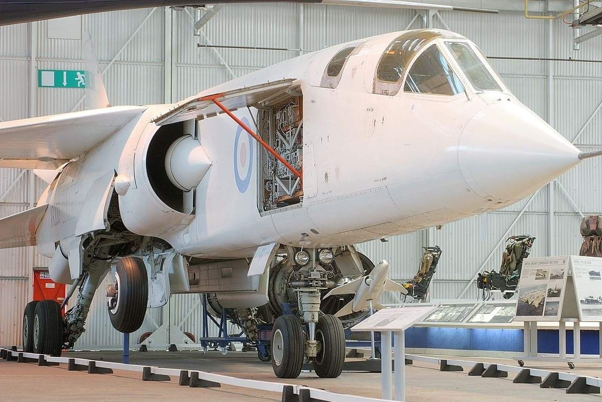 英国夭折的tsr2战术侦察攻击机