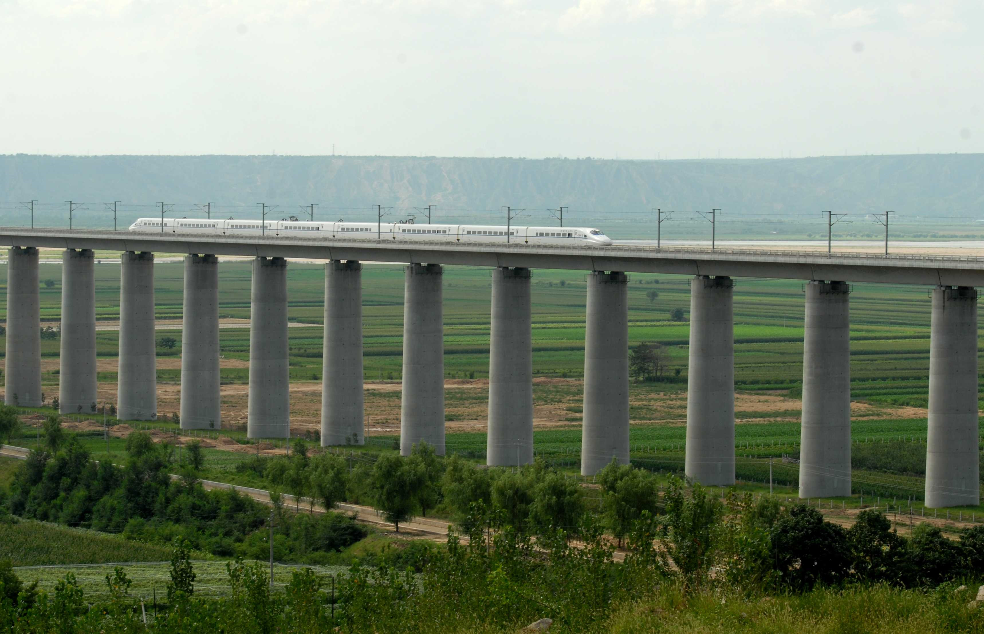 此外,晋陕黄河特大桥的连续梁跨度为108米,有效减少了桥墩的数量,全力