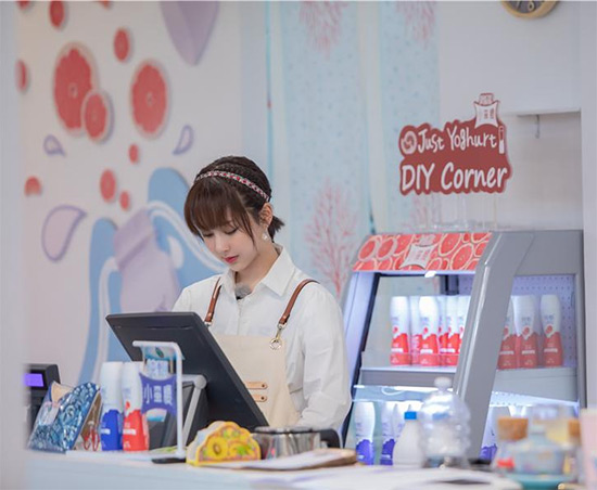 杨紫咸鱼翻身《中餐厅3》接任王俊凯成大堂经理