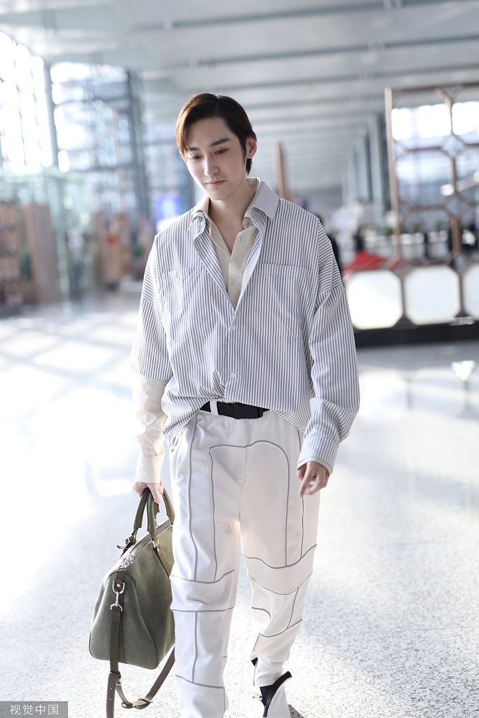 组图:汪铎头发微长变"撕漫男" 拎包疾走带风气场强